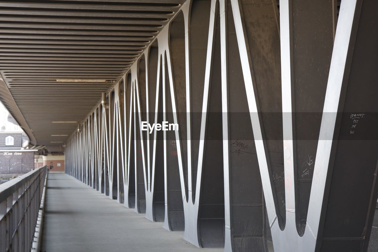 FOOTBRIDGE AGAINST CEILING