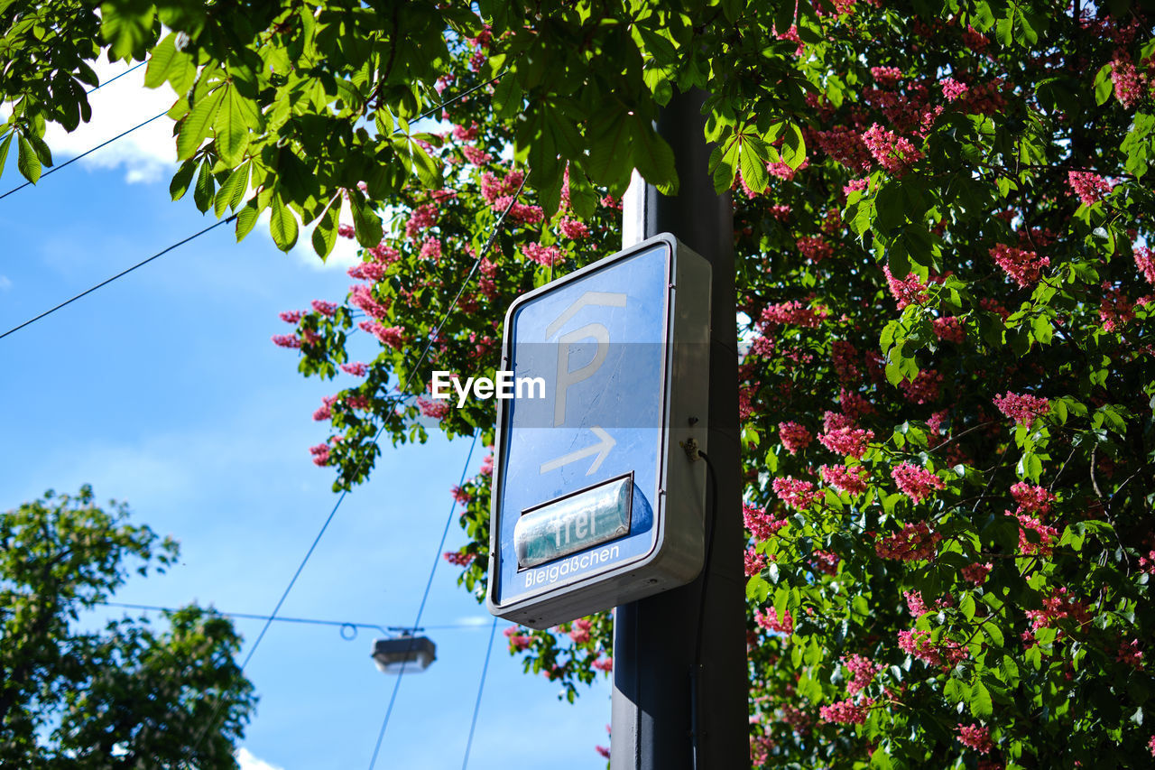 LOW ANGLE VIEW OF INFORMATION SIGN ON ROAD