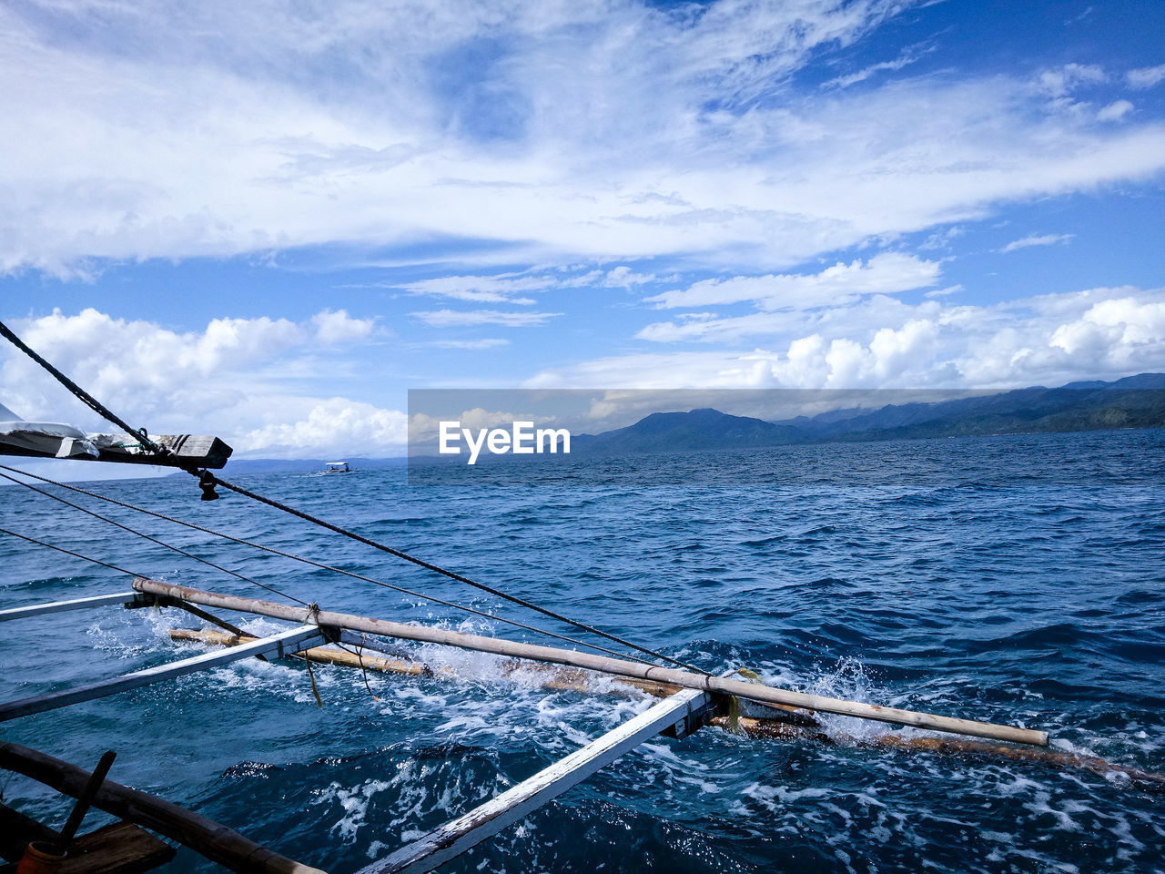 SCENIC VIEW OF SAILBOAT SAILING IN SEA AGAINST SKY