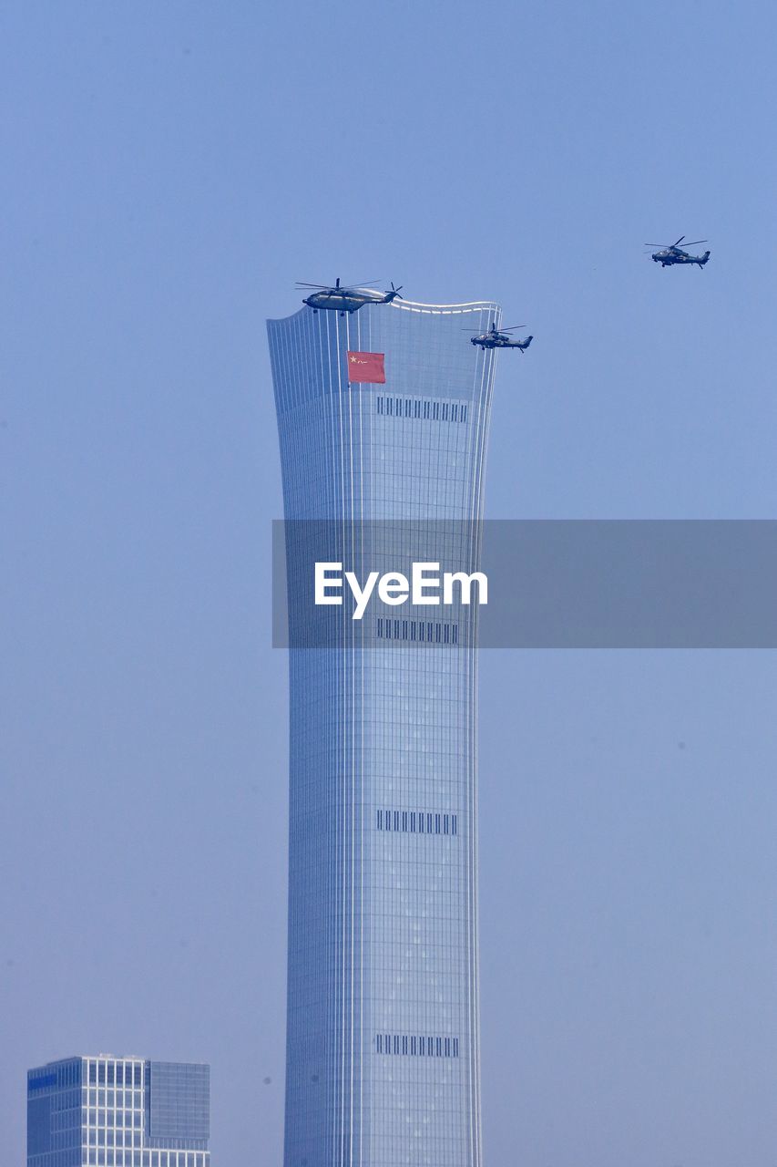 LOW ANGLE VIEW OF AIRPLANE AGAINST CLEAR SKY