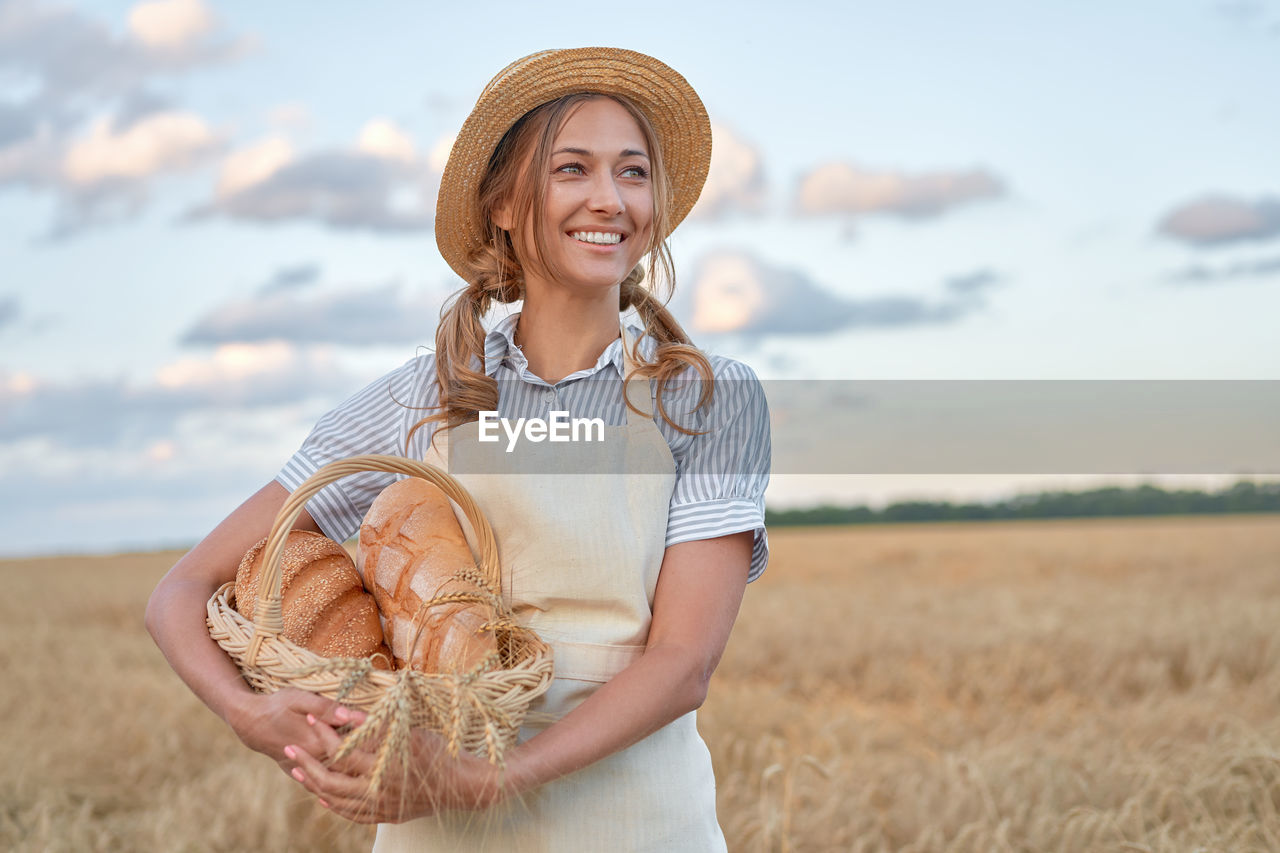 PORTRAIT OF A SMILING YOUNG MAN IN FIELD