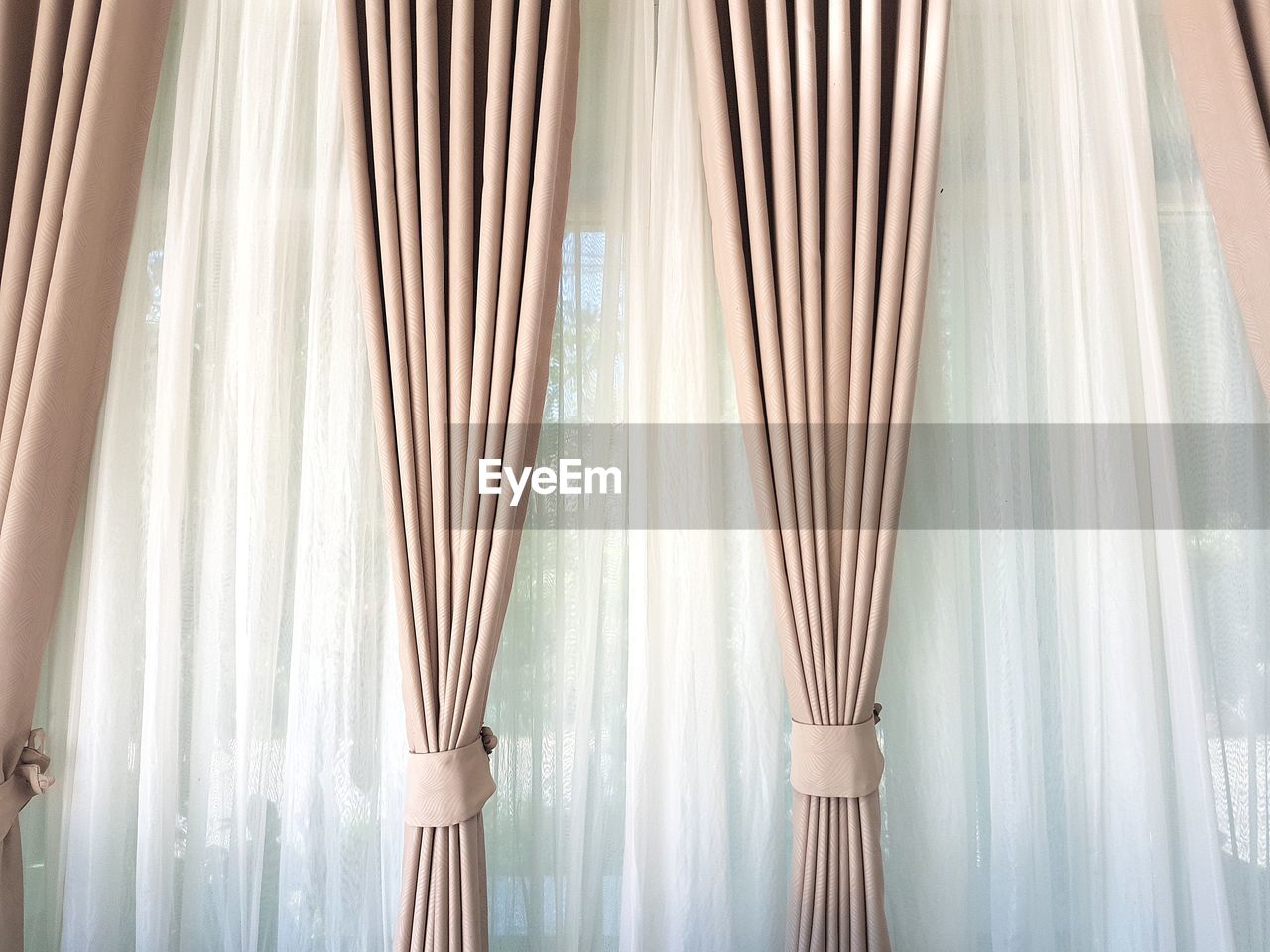 Curtain hanging window