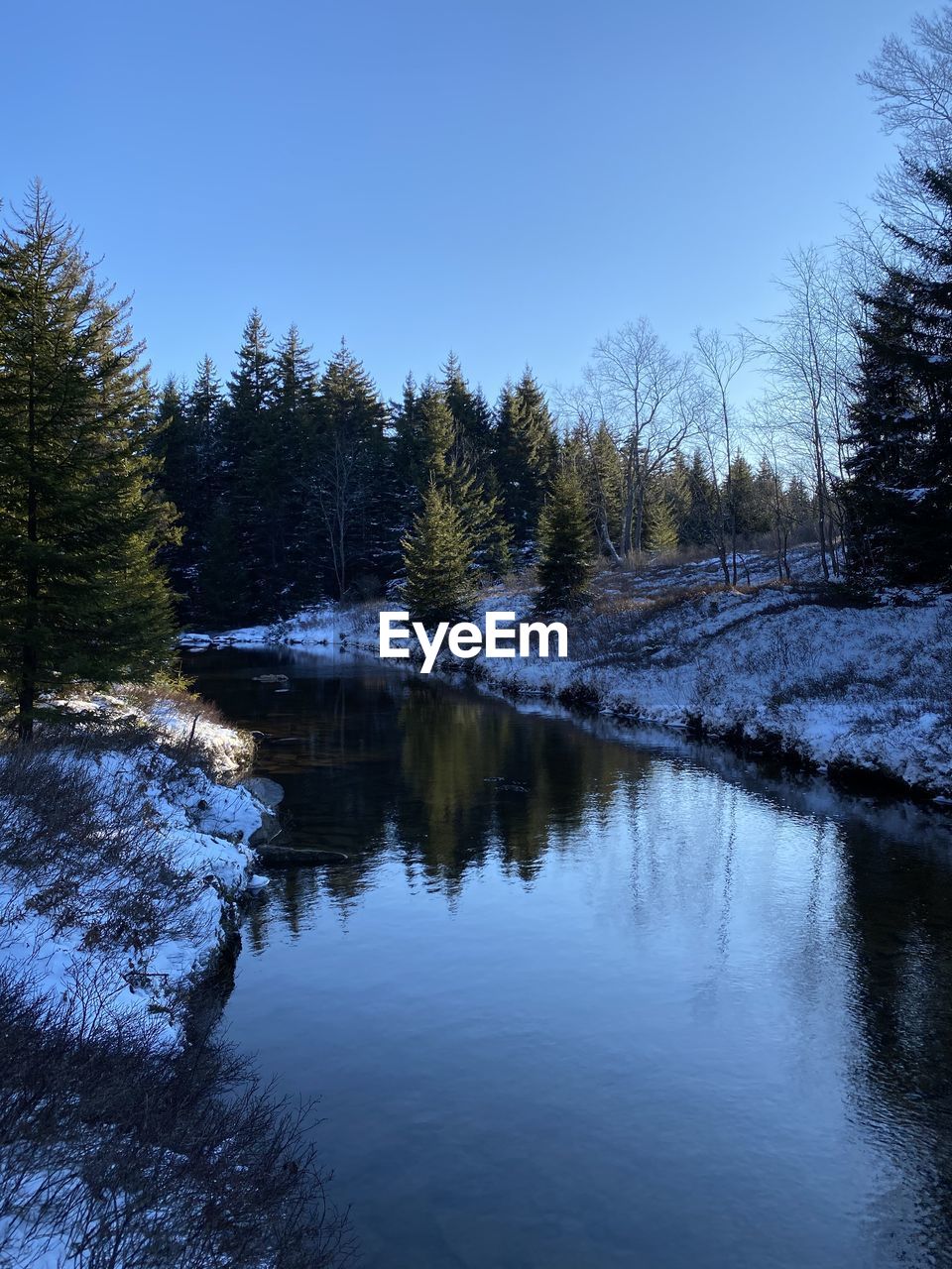 SCENIC VIEW OF FROZEN LAKE AGAINST SKY