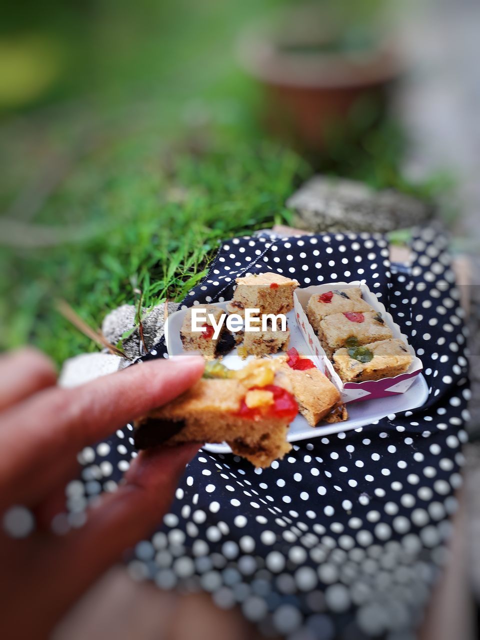 HIGH ANGLE VIEW OF HAND HOLDING FOOD