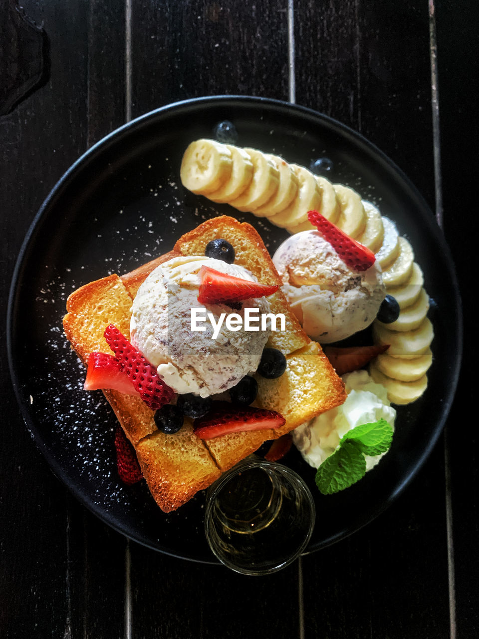 HIGH ANGLE VIEW OF BREAKFAST IN GLASS ON TABLE