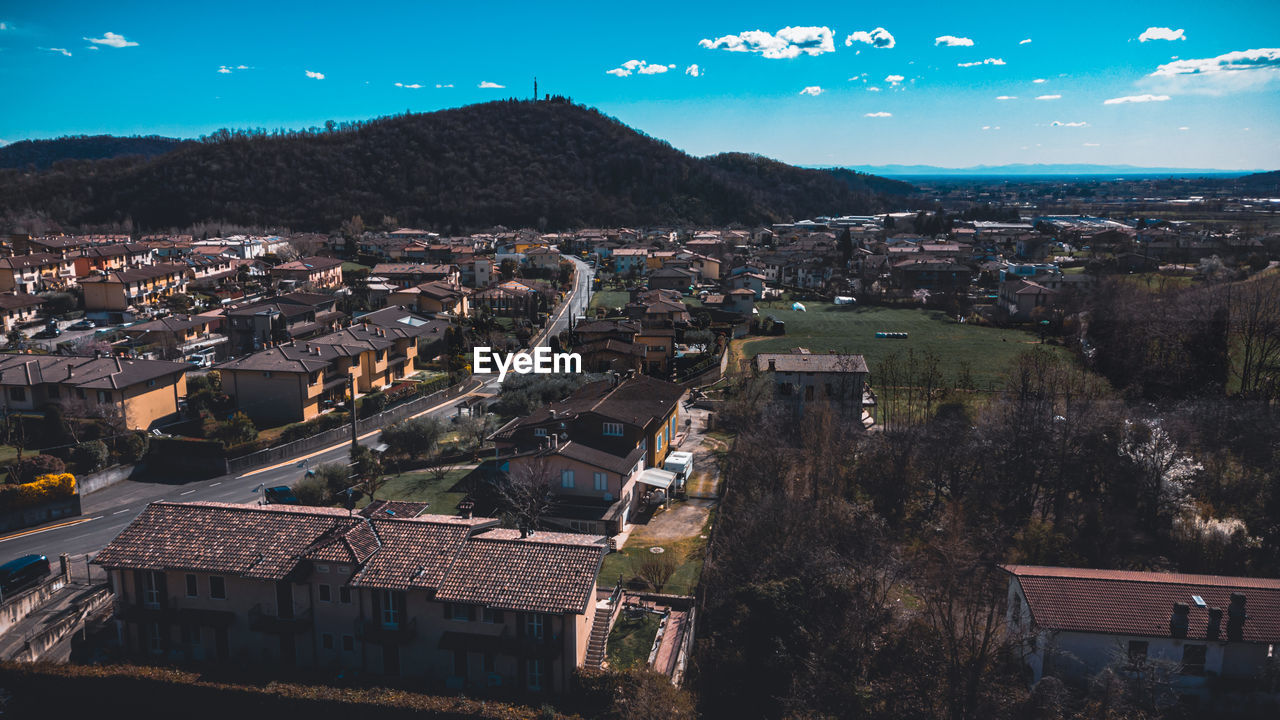 HIGH ANGLE VIEW OF BUILDINGS IN CITY