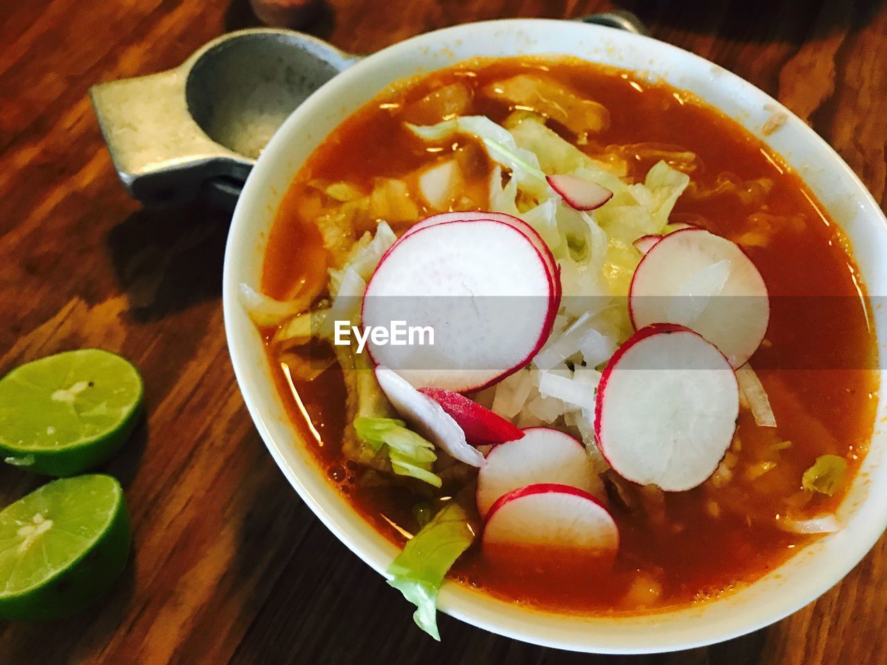 HIGH ANGLE VIEW OF SOUP IN BOWL WITH TABLE