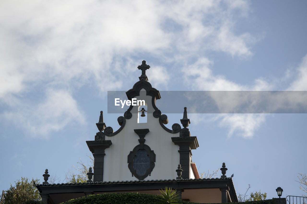 LOW ANGLE VIEW OF STATUE AGAINST SKY