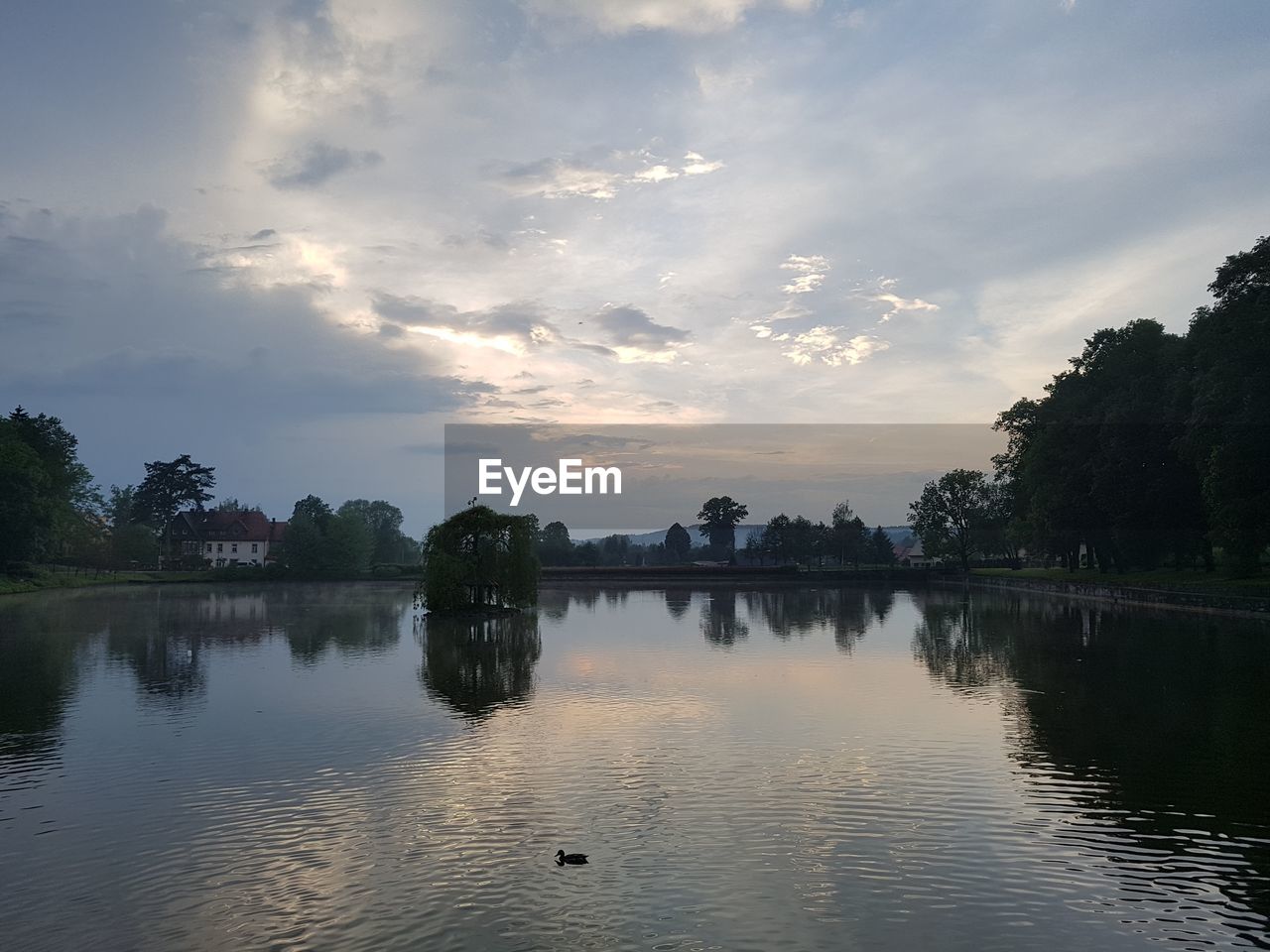 PANORAMIC VIEW OF LAKE AGAINST SKY DURING SUNSET
