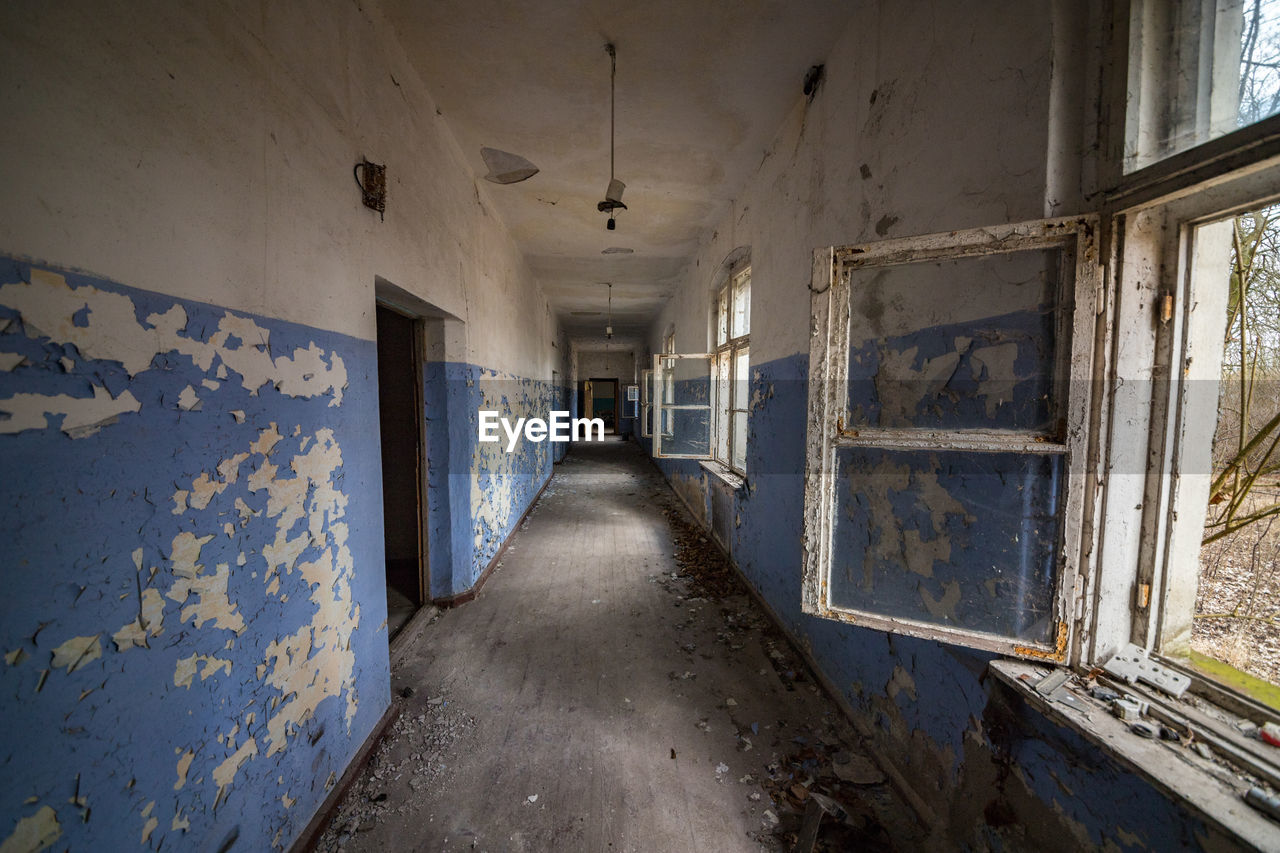 EMPTY CORRIDOR OF BUILDING