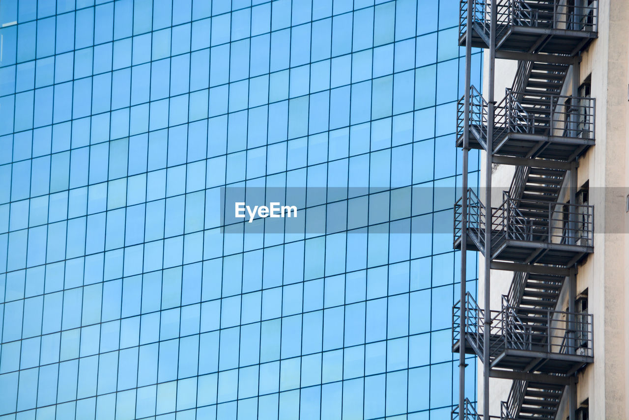 LOW ANGLE VIEW OF MODERN BUILDING AGAINST CLEAR SKY