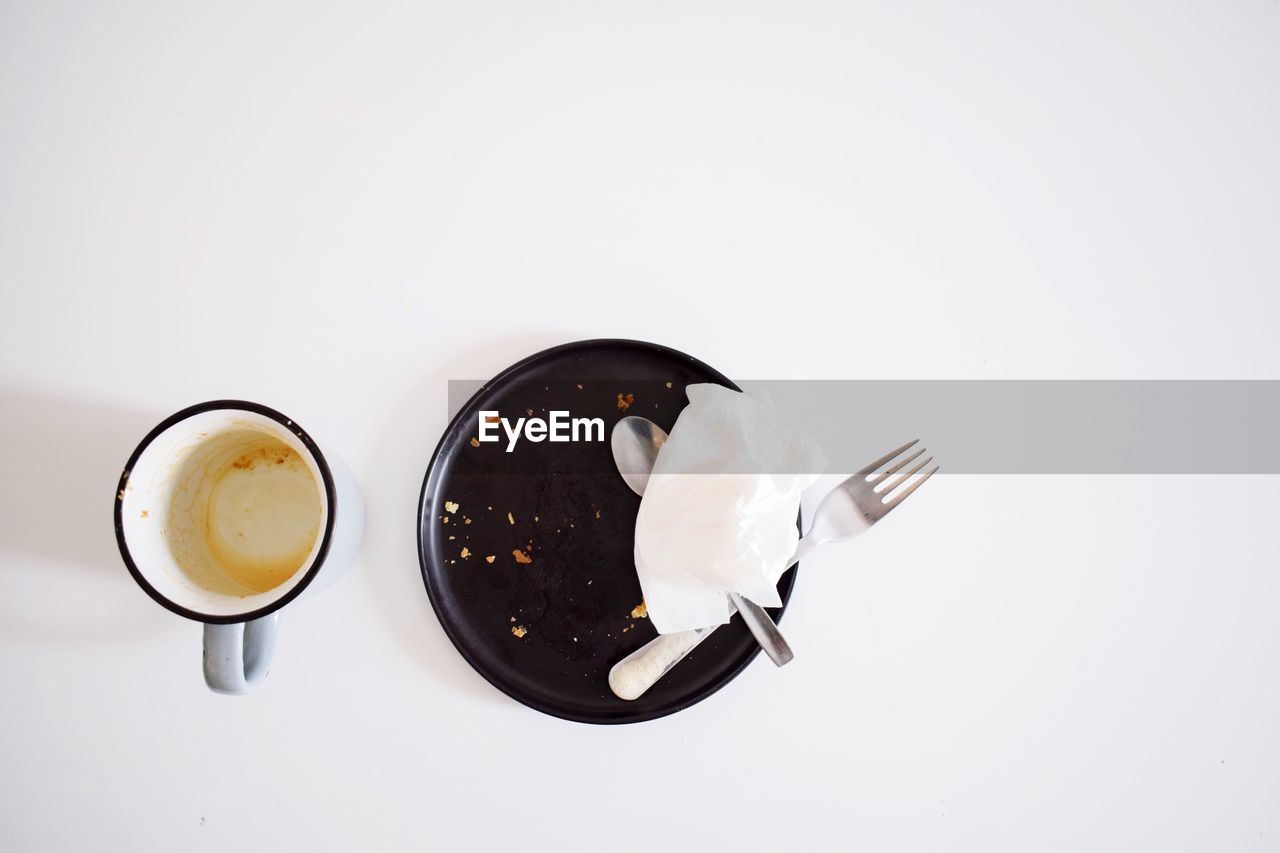 DIRECTLY ABOVE SHOT OF COFFEE CUP ON WHITE BACKGROUND