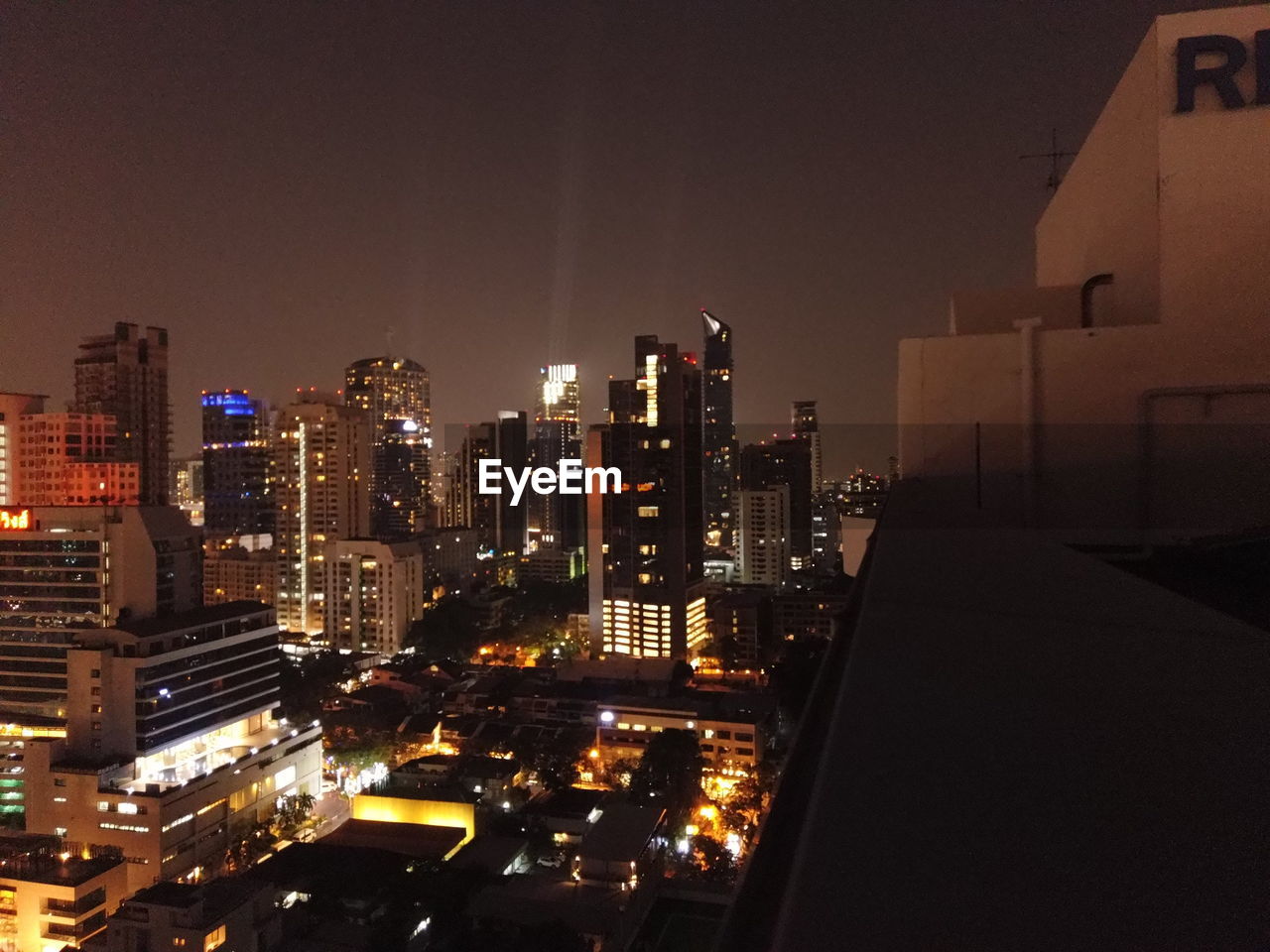 HIGH ANGLE VIEW OF ILLUMINATED BUILDINGS AT NIGHT