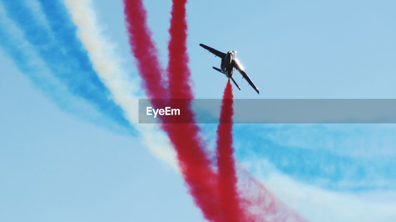 LOW ANGLE VIEW OF AIRPLANE AGAINST CLEAR SKY