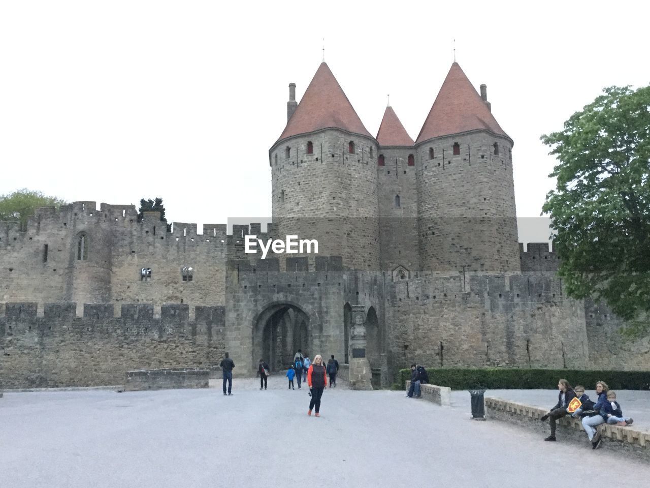 PEOPLE IN FRONT OF HISTORICAL BUILDING