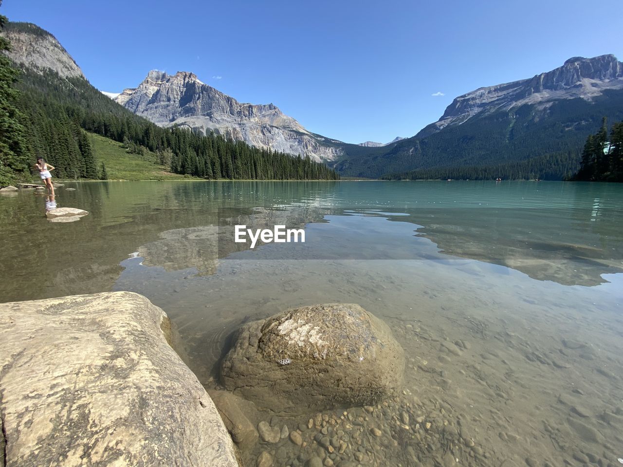 SCENIC VIEW OF LAKE AGAINST MOUNTAIN RANGE