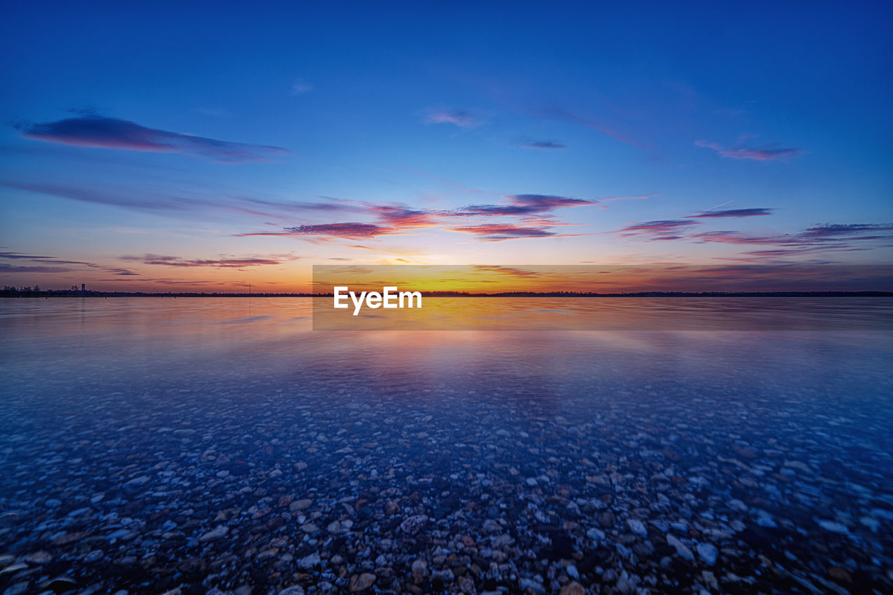 SCENIC VIEW OF SEA AGAINST SUNSET SKY