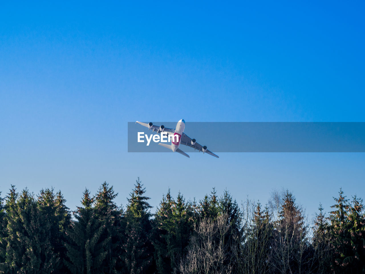 LOW ANGLE VIEW OF AIRPLANE FLYING OVER THE SKY