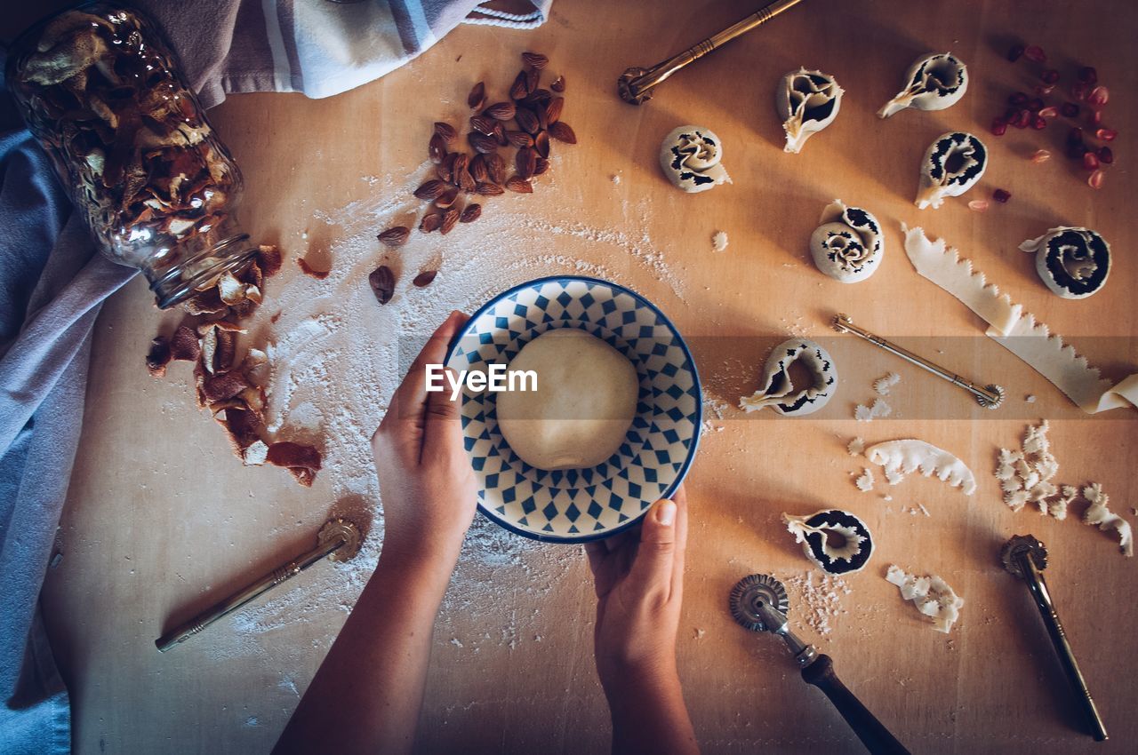 HIGH ANGLE VIEW OF BREAD IN GLASS