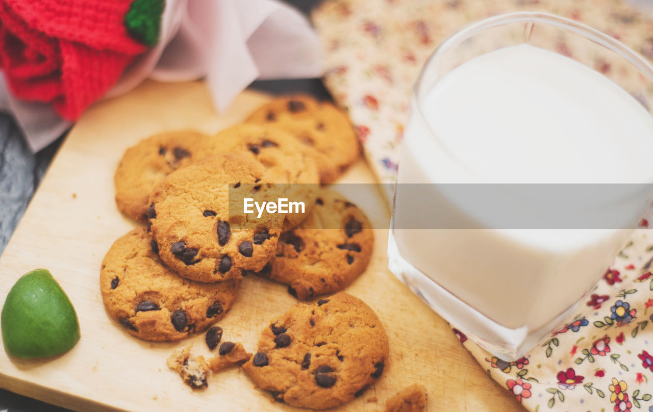 HIGH ANGLE VIEW OF COOKIES IN GLASS ON TABLE