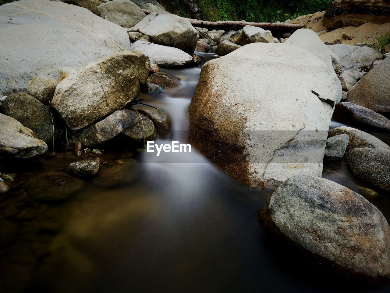 CLOSE-UP OF STREAM FLOWING IN WATER