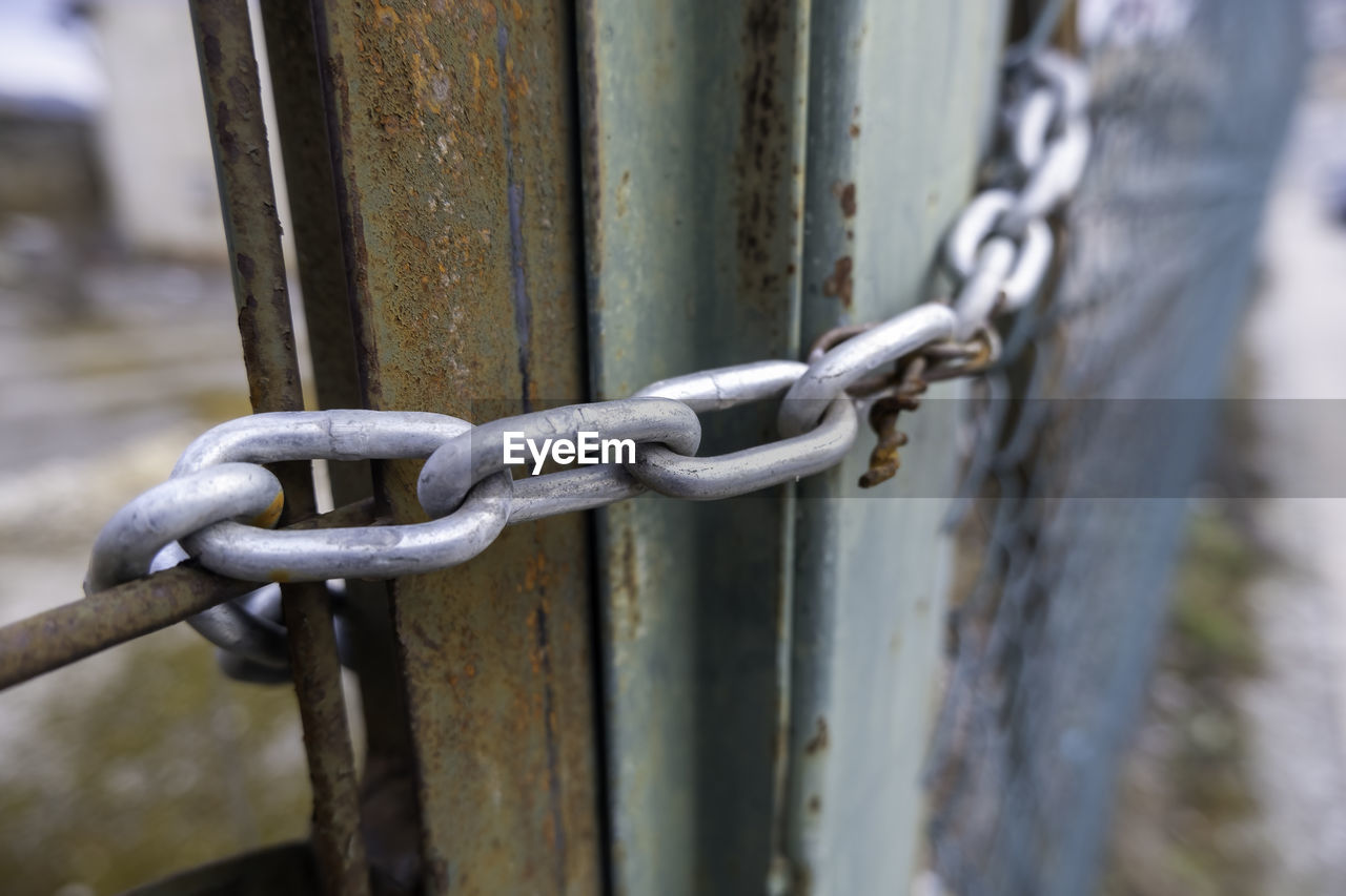 chain, metal, security, protection, iron, close-up, strength, no people, lock, focus on foreground, day, outdoors, rusty, fence, wood, architecture, padlock, gate, selective focus, spring