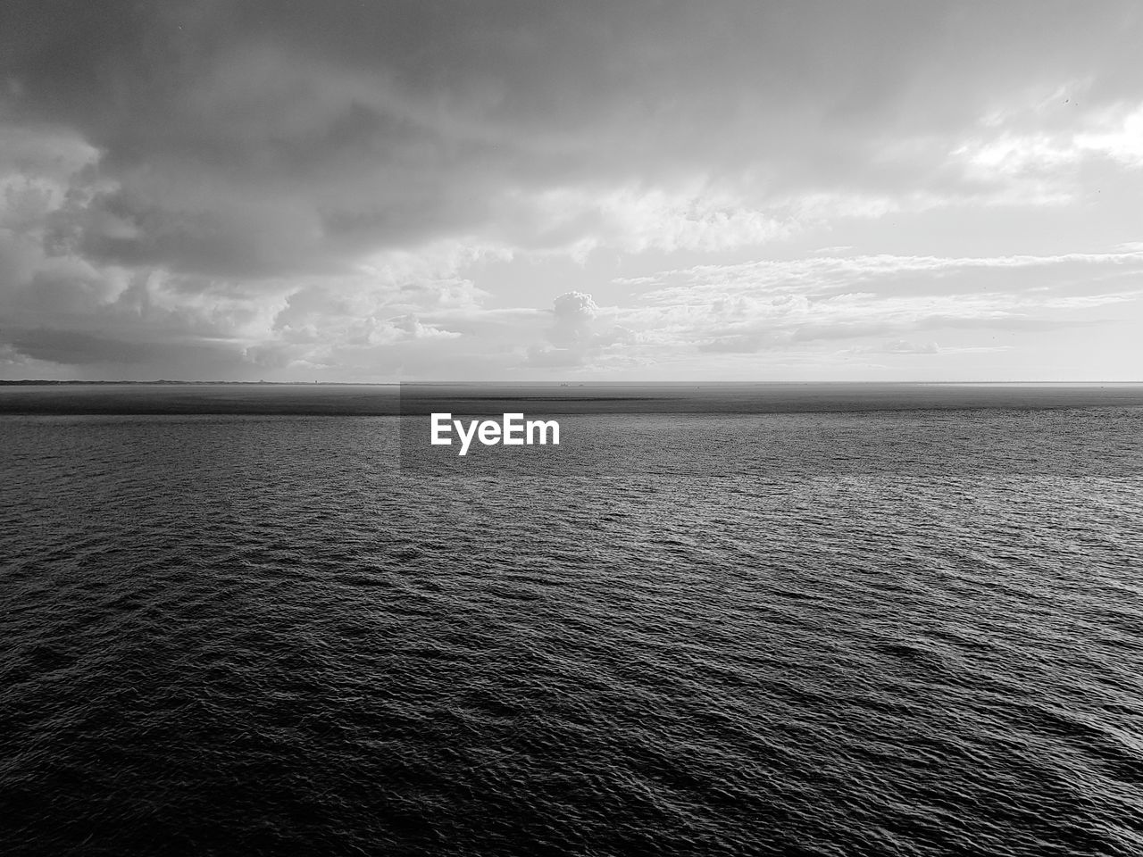 IDYLLIC SHOT OF SEA AGAINST SKY