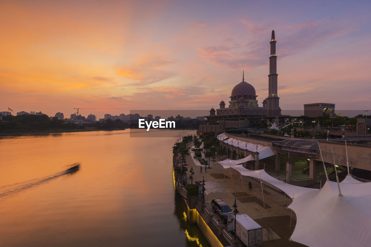 PANORAMIC VIEW OF BUILDINGS AT SUNSET