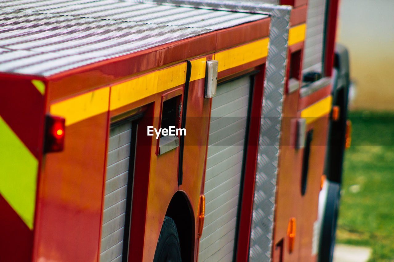 CLOSE-UP OF YELLOW TRAIN AGAINST BLURRED BACKGROUND