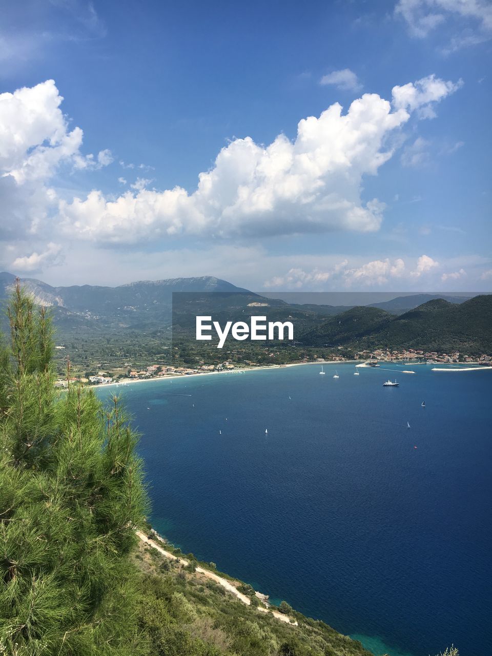 SCENIC VIEW OF SEA AND MOUNTAIN AGAINST SKY