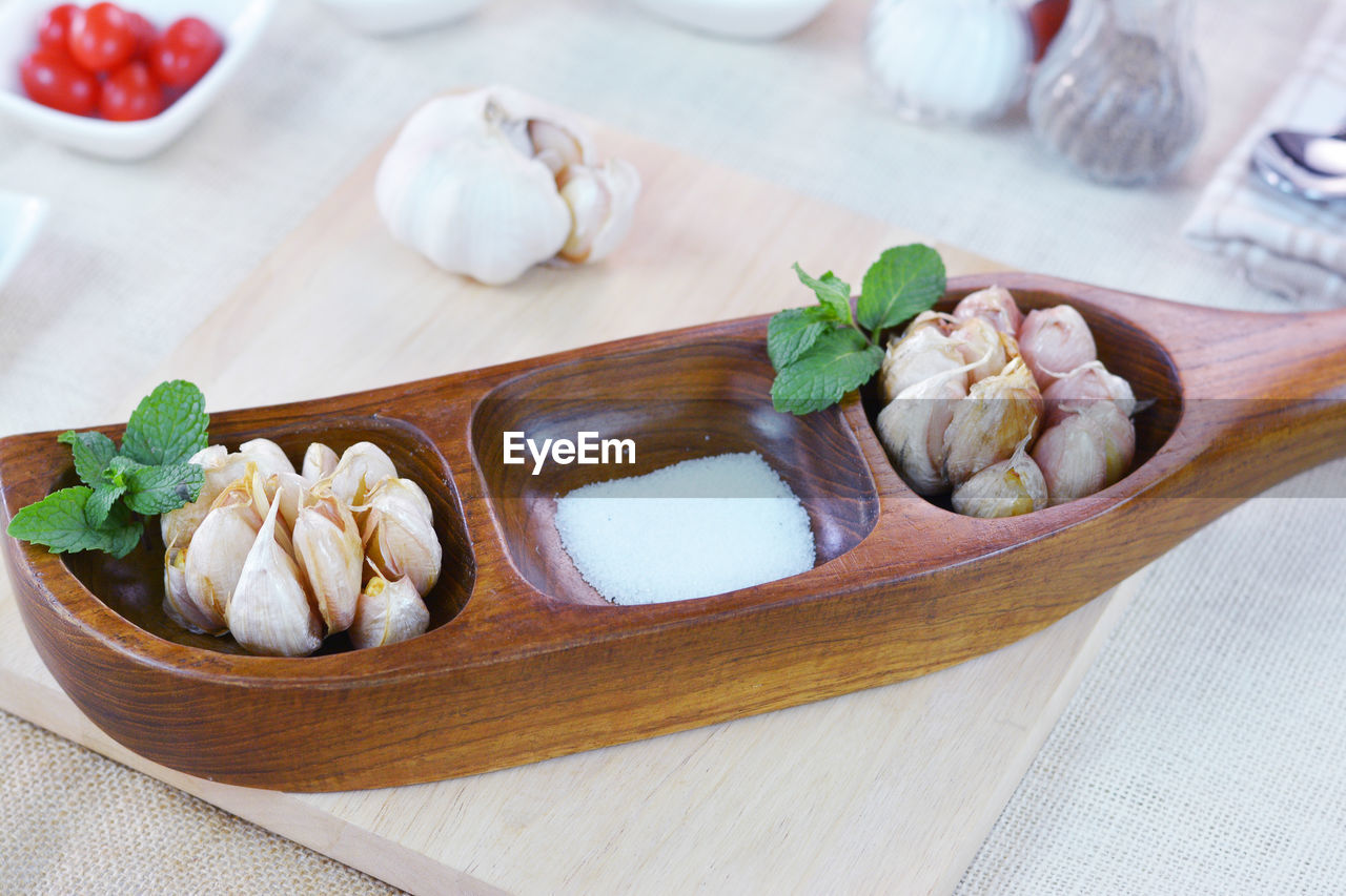 HIGH ANGLE VIEW OF VEGETABLES IN PLATE ON TABLE