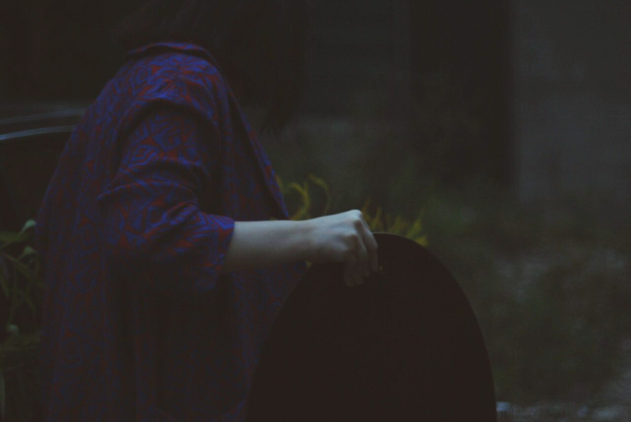 CLOSE-UP OF WOMAN HAND WITH BLURRED MOTION OF HANDS