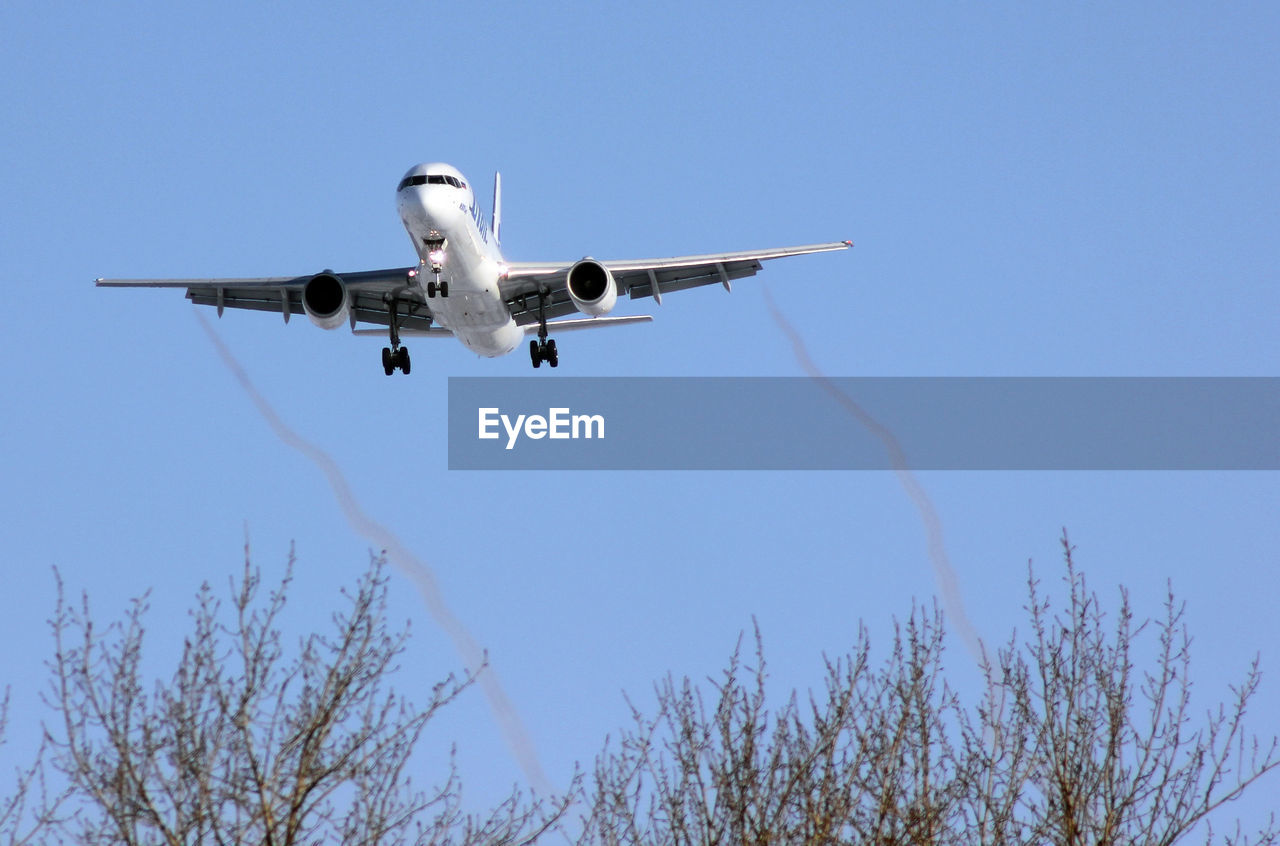 LOW ANGLE VIEW OF AIRPLANE AGAINST CLEAR SKY