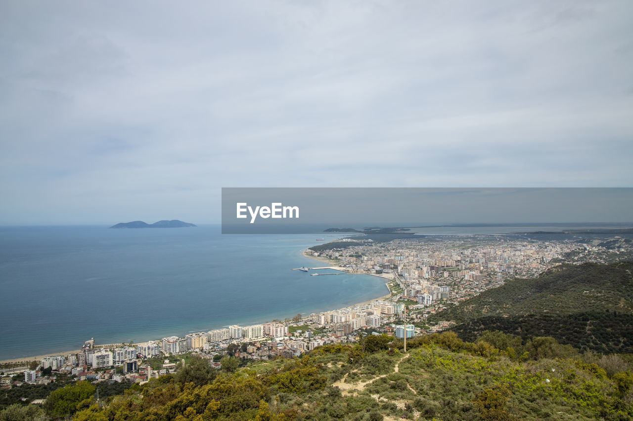 HIGH ANGLE VIEW OF TOWNSCAPE BY SEA