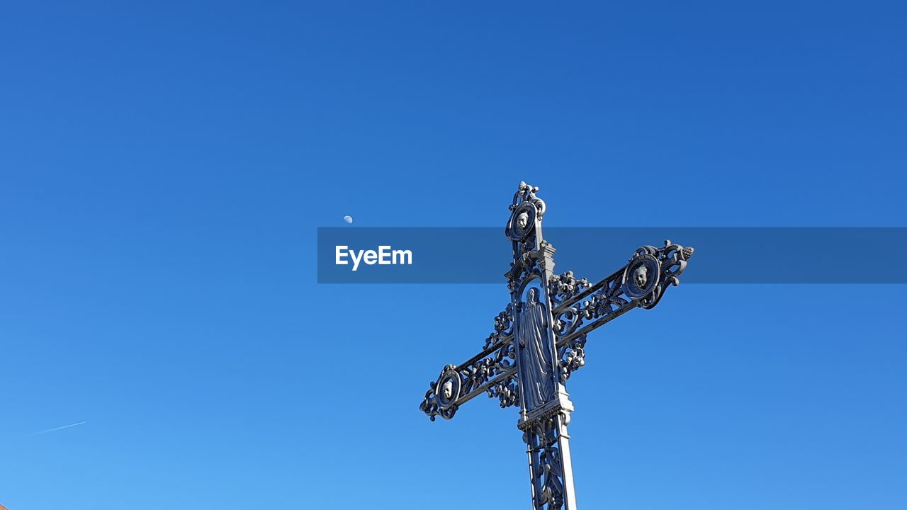 LOW ANGLE VIEW OF TREE AGAINST SKY