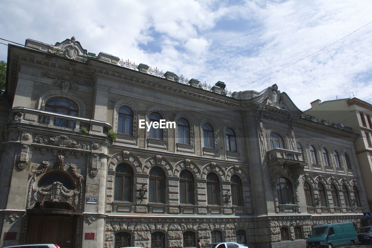 LOW ANGLE VIEW OF HISTORICAL BUILDING