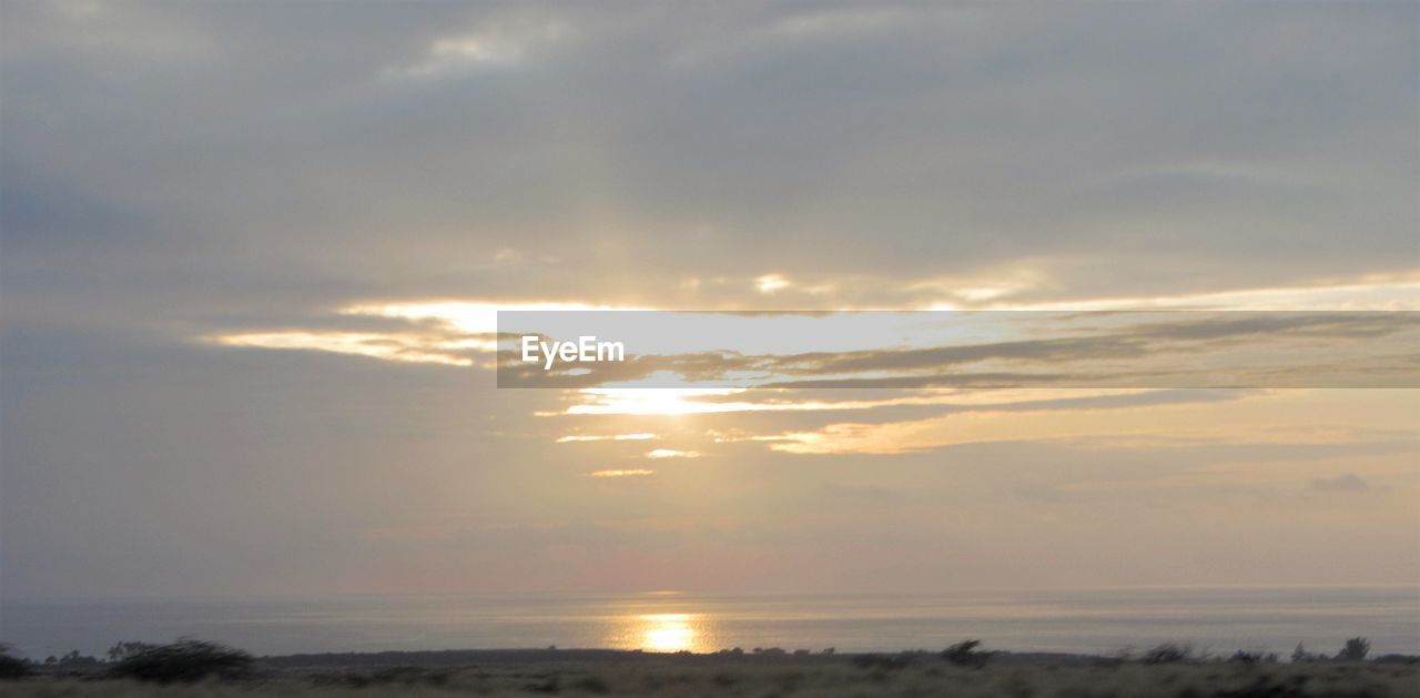 SCENIC VIEW OF SEA AGAINST SUNSET SKY