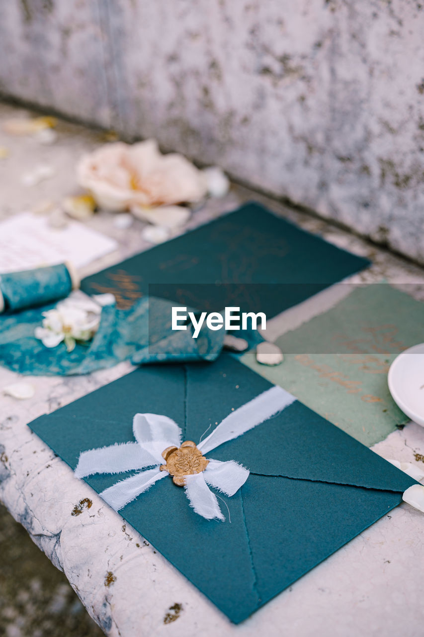 HIGH ANGLE VIEW OF WHITE FLOWERS ON FOOTPATH