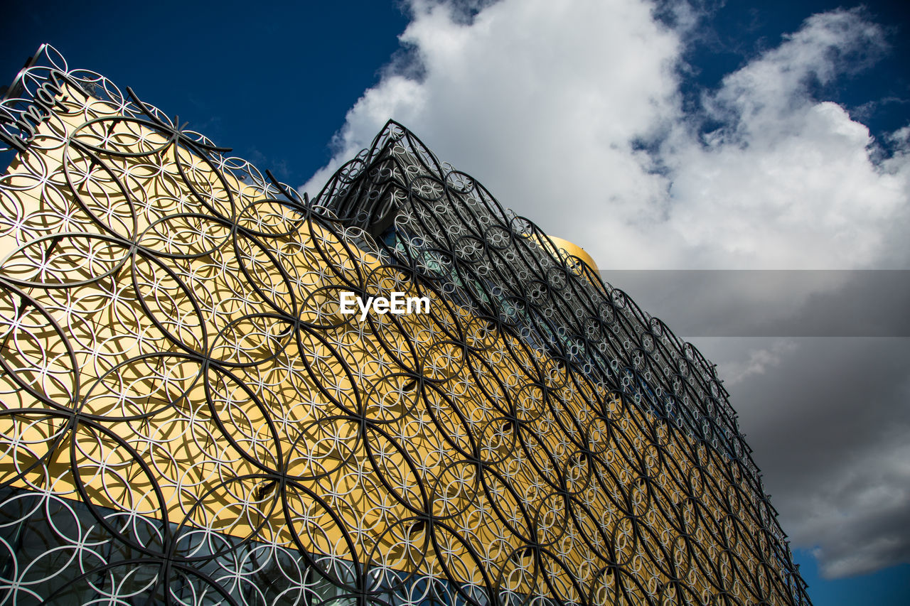 LOW ANGLE VIEW OF BUILT STRUCTURE AGAINST SKY