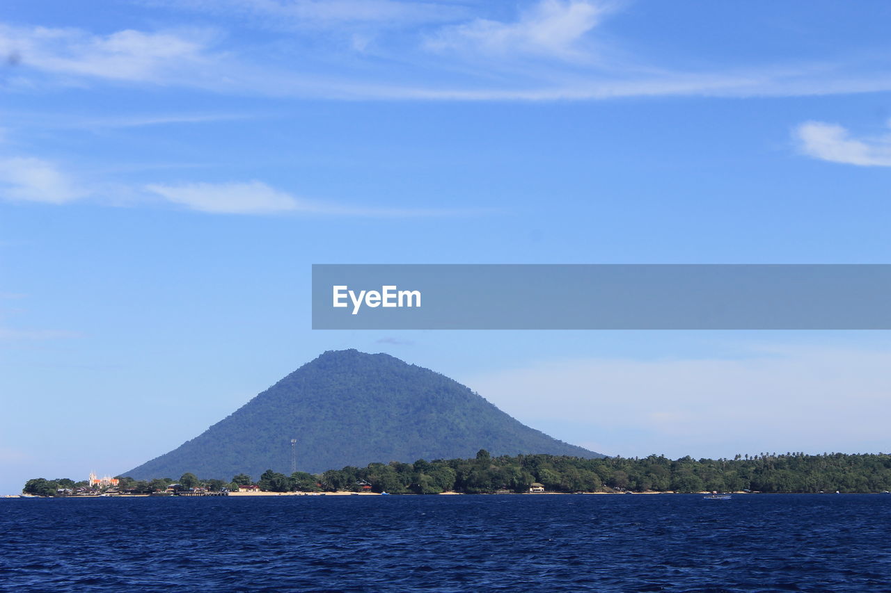 SCENIC VIEW OF SEA BY MOUNTAIN AGAINST SKY