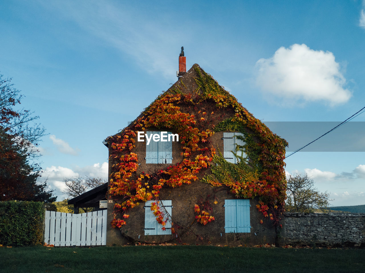 LOW ANGLE VIEW OF OLD HOUSE AGAINST SKY