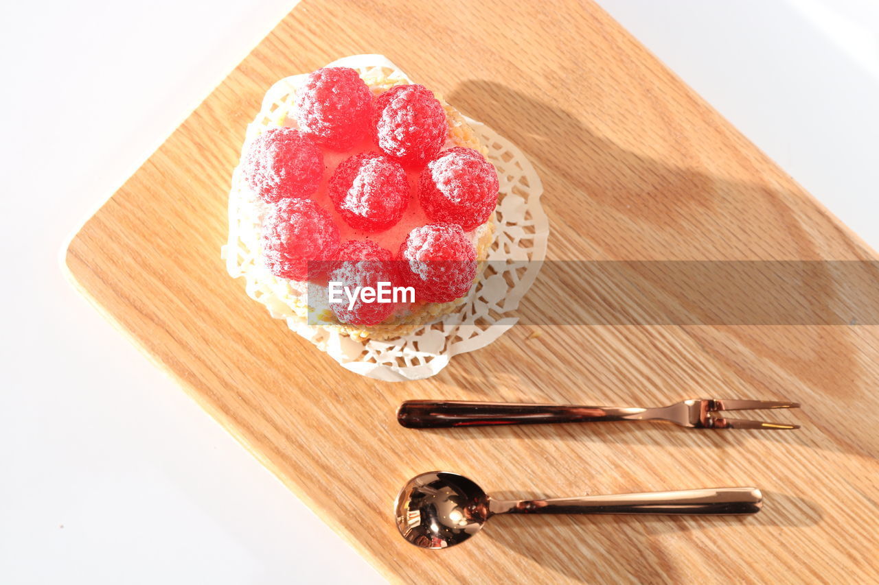 HIGH ANGLE VIEW OF DESSERT ON WOODEN TABLE