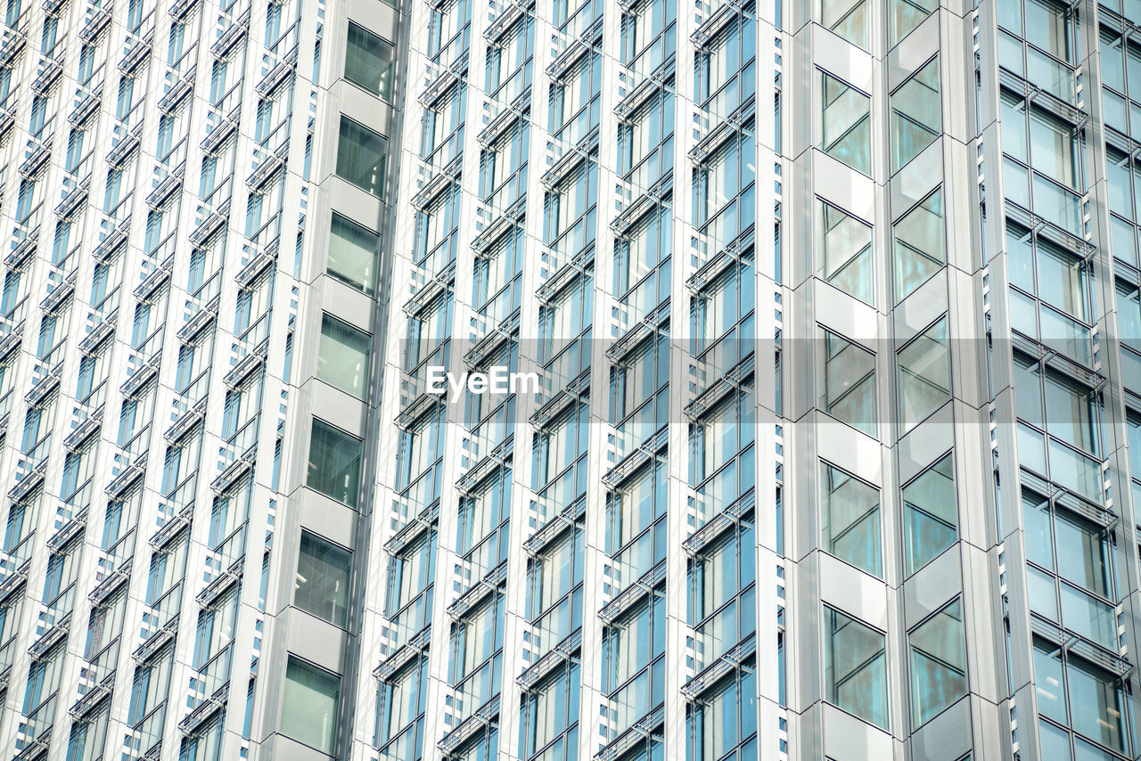 FULL FRAME SHOT OF MODERN GLASS BUILDING