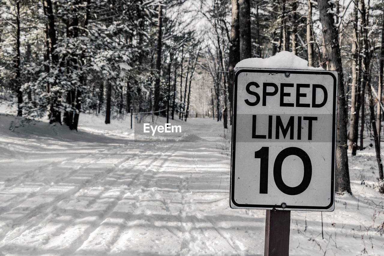 CLOSE-UP OF WARNING SIGN ON SNOW