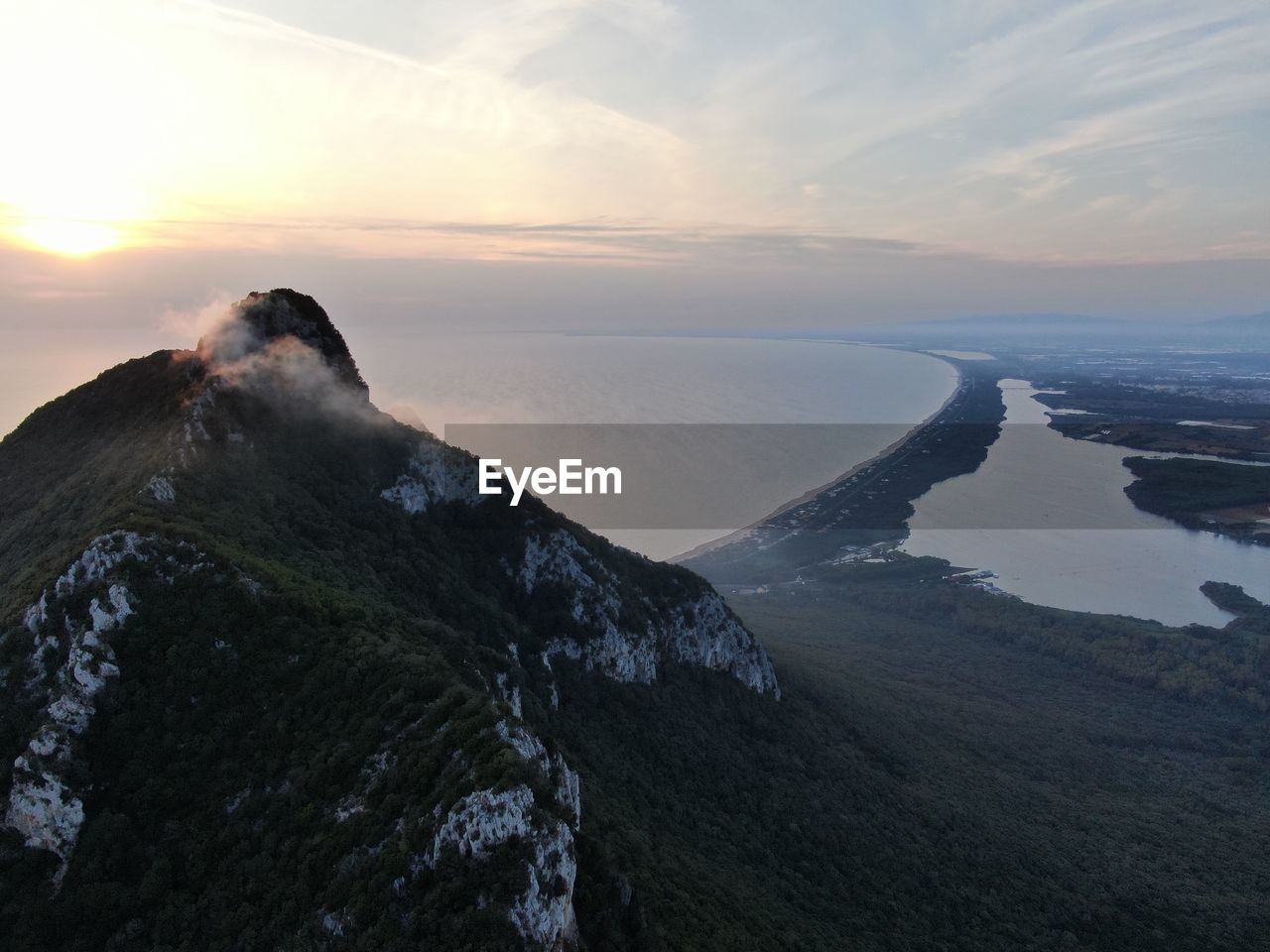 SCENIC VIEW OF SEA AND MOUNTAINS AGAINST SKY