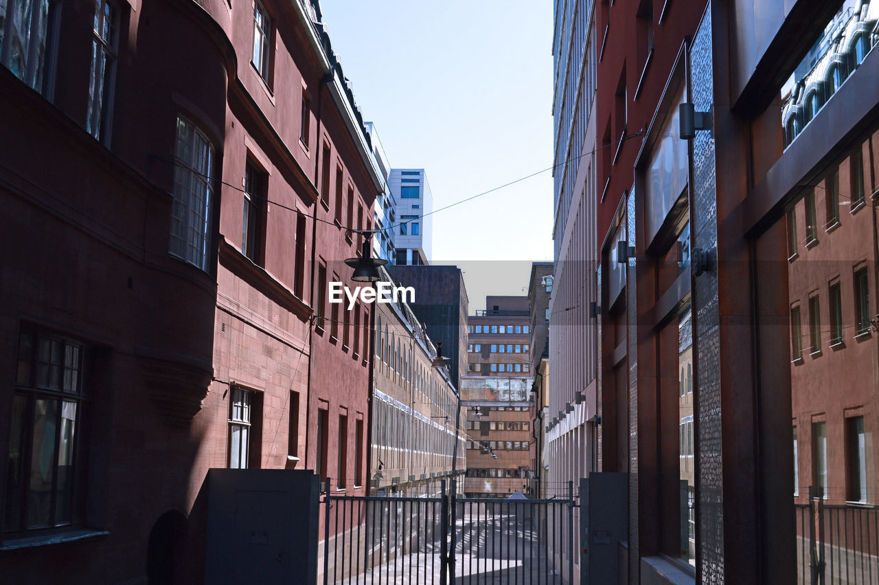 LOW ANGLE VIEW OF BUILDINGS IN CITY AGAINST SKY