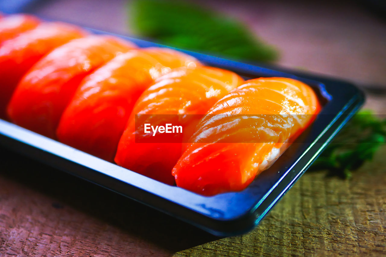 HIGH ANGLE VIEW OF ORANGES IN PLATE