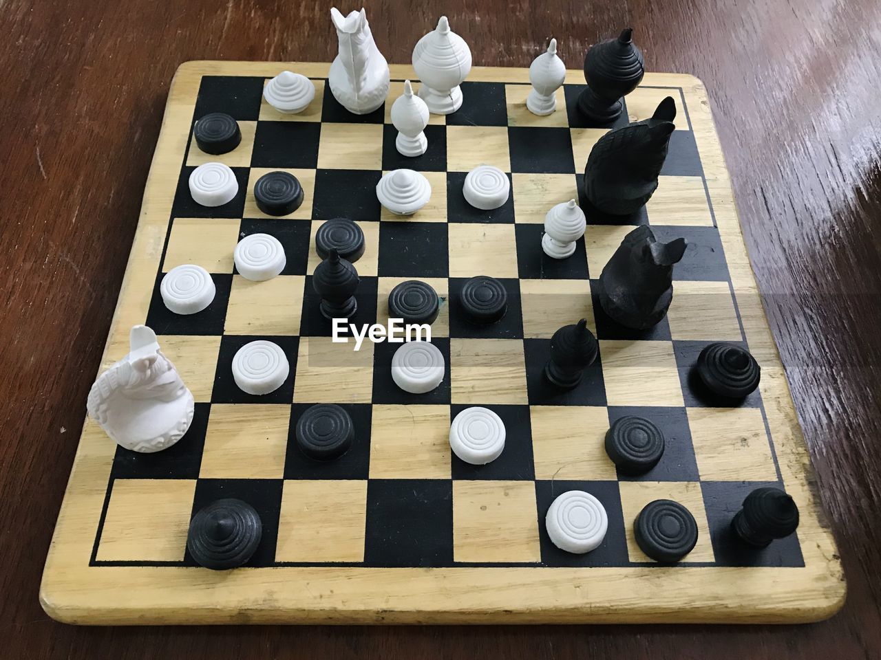 HIGH ANGLE VIEW OF CHESS BOARD ON TABLE IN KITCHEN