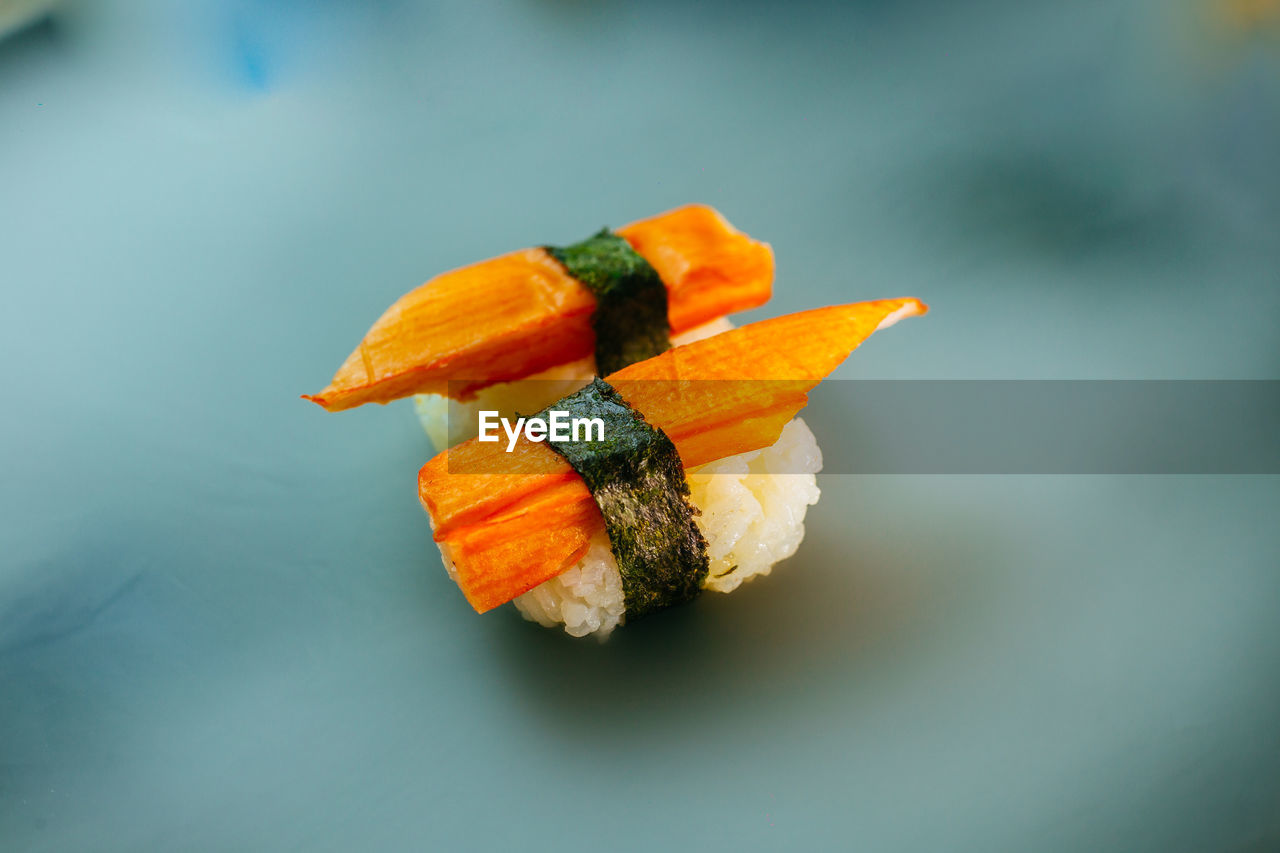 CLOSE-UP OF SUSHI WITH ORANGE