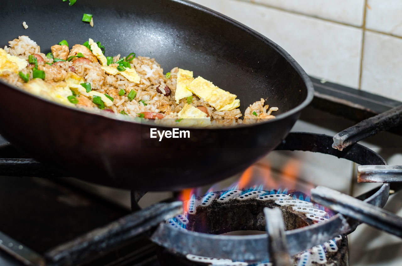 CLOSE-UP OF FRESH VEGETABLES IN PAN